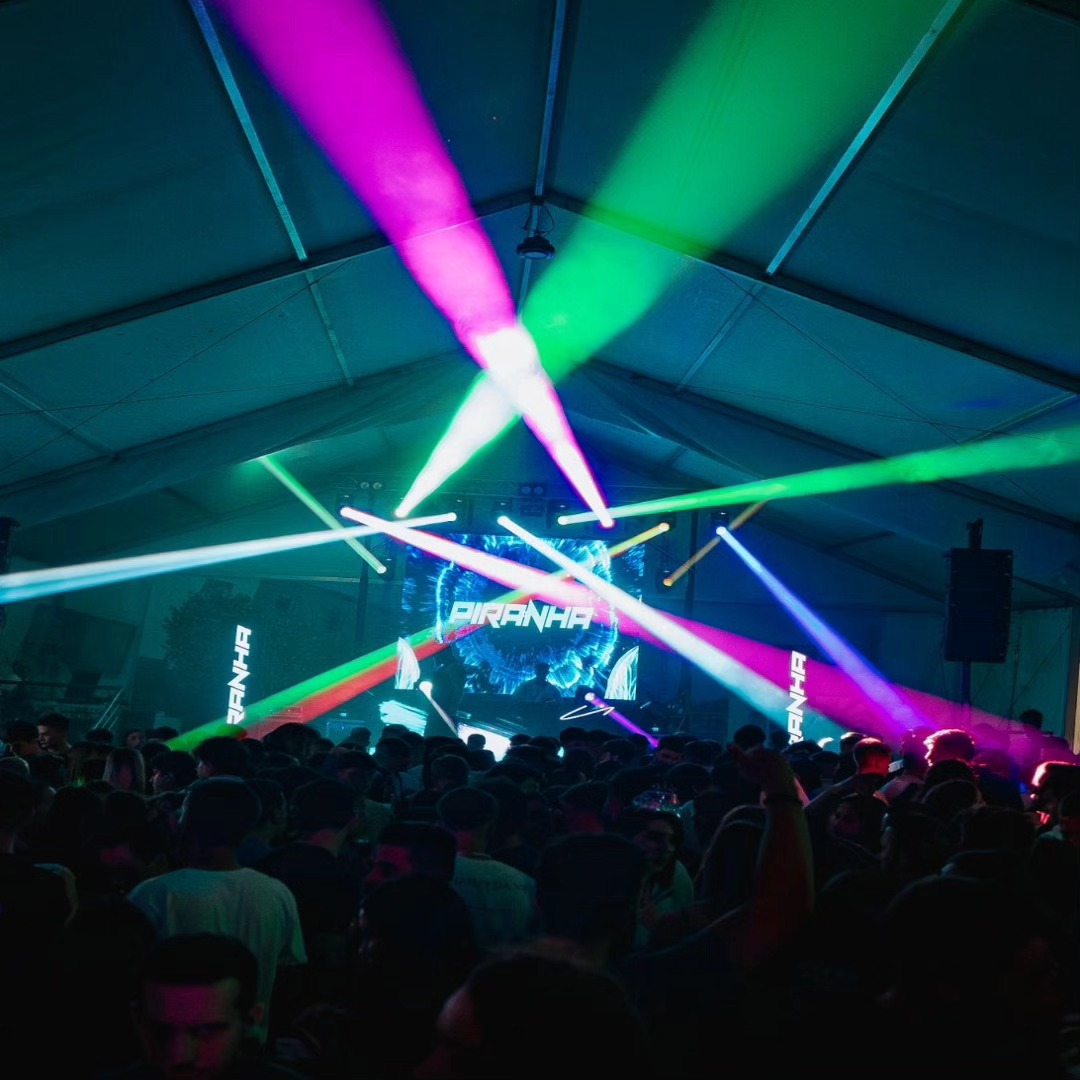 Iluminación con cabezas móviles para festival en carpa
